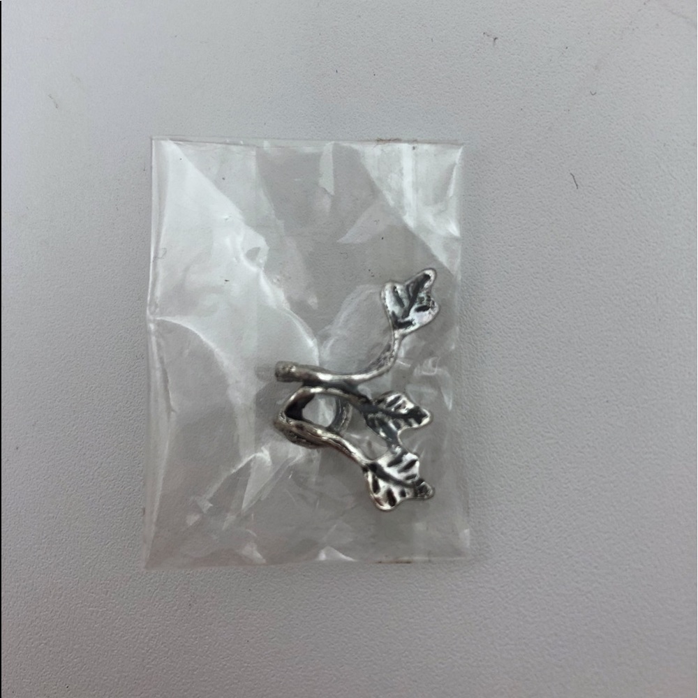 SALE 3/$10 ✨ silver vine ear cuff w/ detailing
